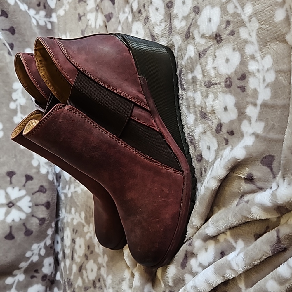 Comfortiva Eggplant Altair Le Eggplant Altair Leather Bootie - Women Size: 9.5 W